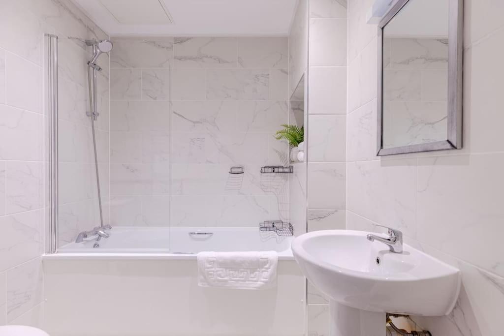 Vertigo Boutique Sleeps 4 London Kingston upon Thames  Exterior photo